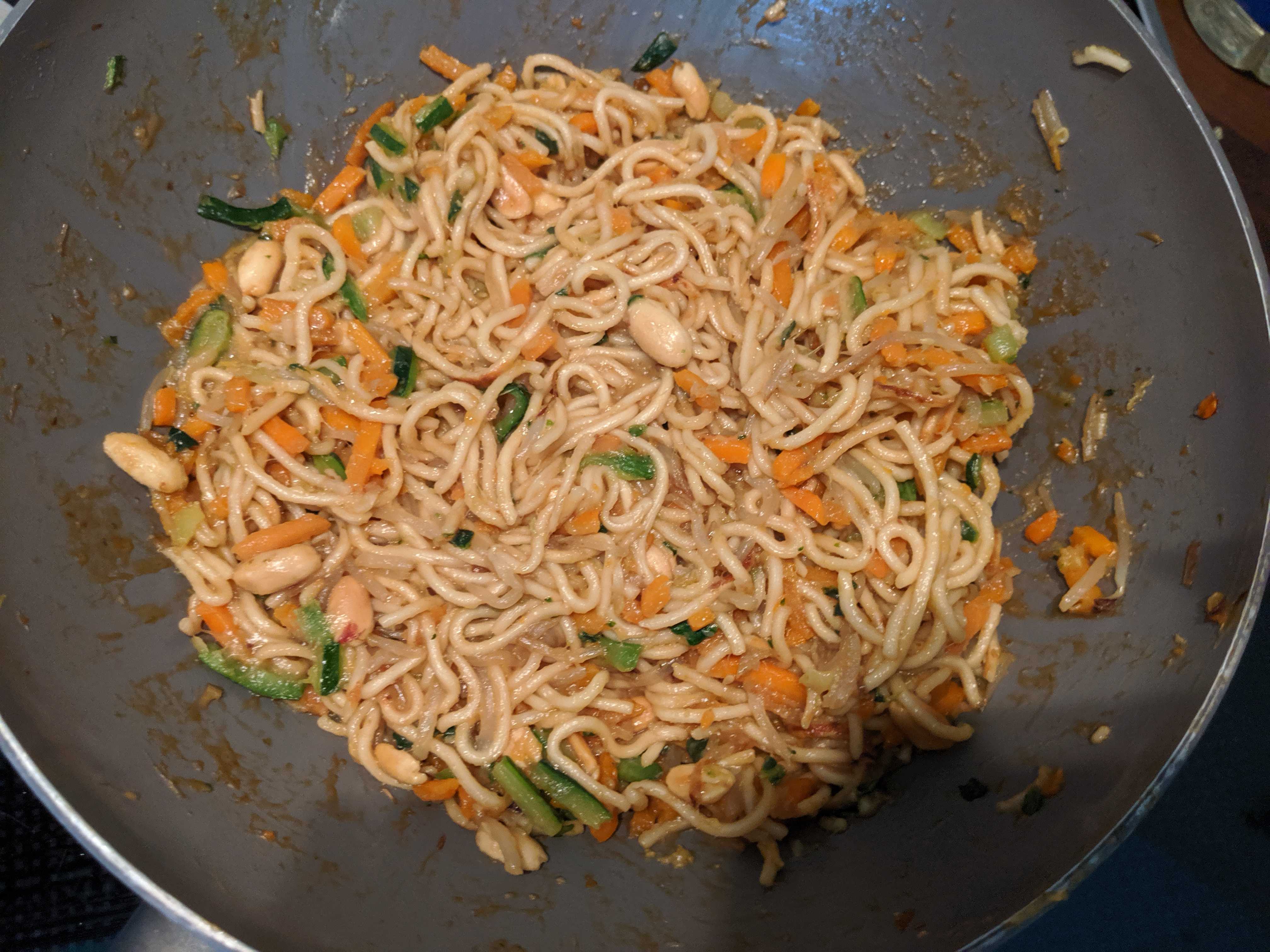 Photo de wok au poulet et aux légumes