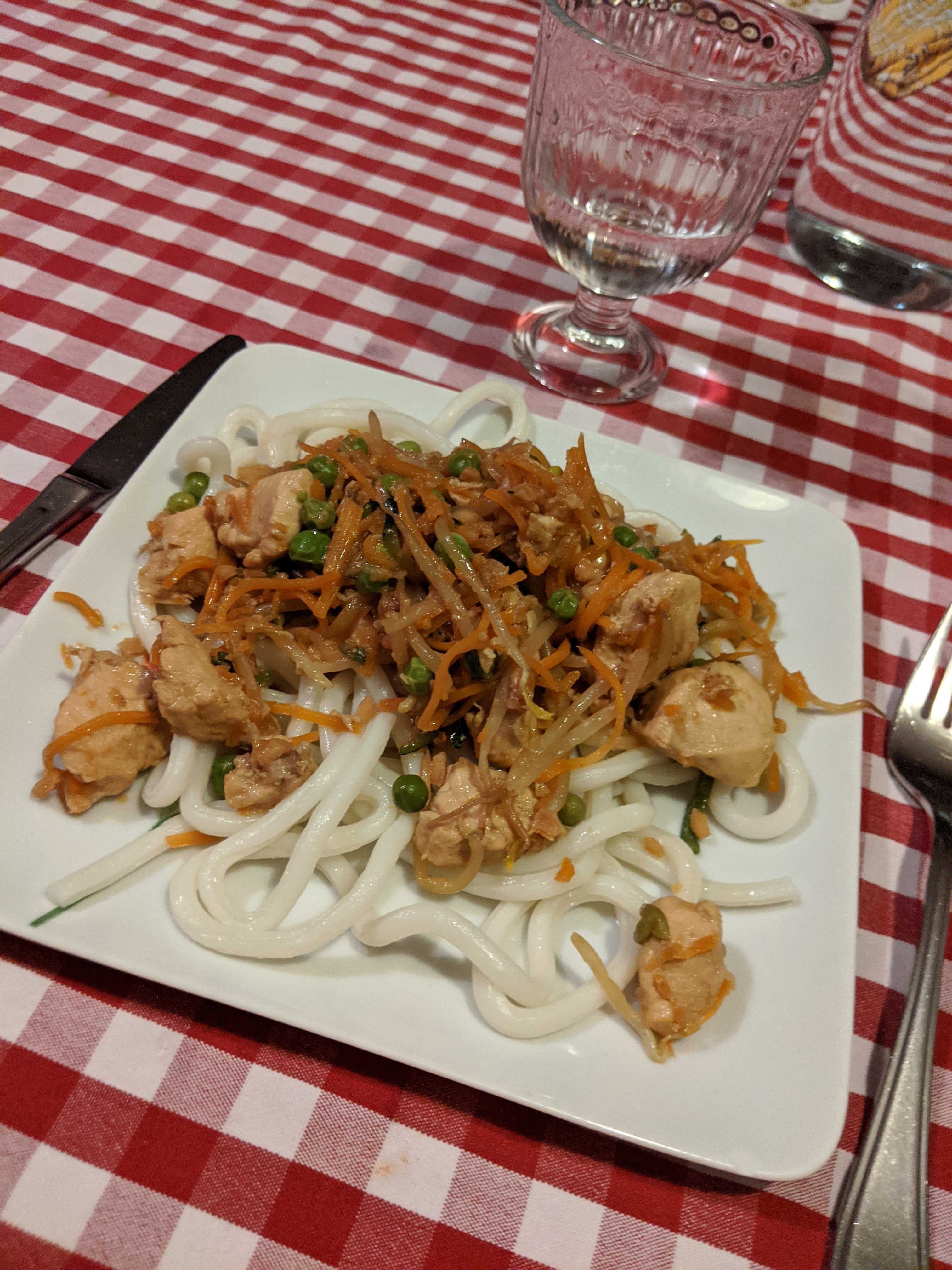 Photo de wok au poulet et aux légumes servi dans une assiette